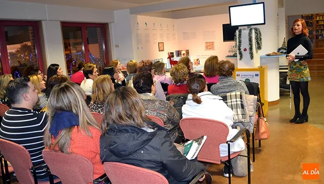 Carla Lozano ofrecía en la Biblioteca un taller práctico para montar bien una mesa en Navidad