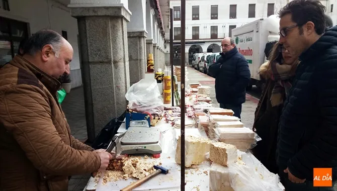 Los turroneros volvía a su cita anual con el mercadillo para participar en el conocido como jueves del turrón