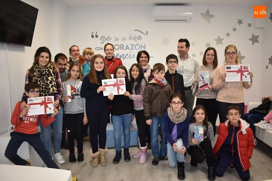 Foto de familia con todos los premiados, el personal de Guijuelo Joven y el concejal Carlos Arasa