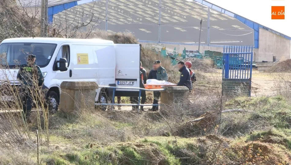 Sobre las 12.30 horas el cadáver era trasladado por la Guardia Civil para su identificación y reconocimiento de las causas de la muerte / FOTOS: ALBERTO MARTÍN