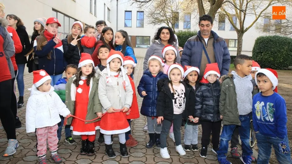 Grupo de alumnos participantes en el desfiles por las calles del barrio. Foto: Alberto Martín