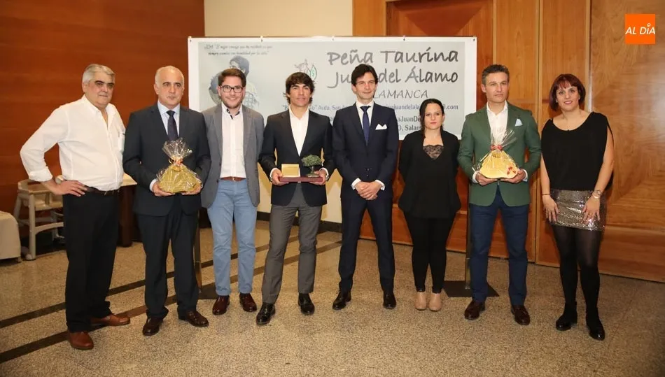 Domingo López Chaves recibe la X Encina Charra de la Peña Taurina Juan del Álamo  