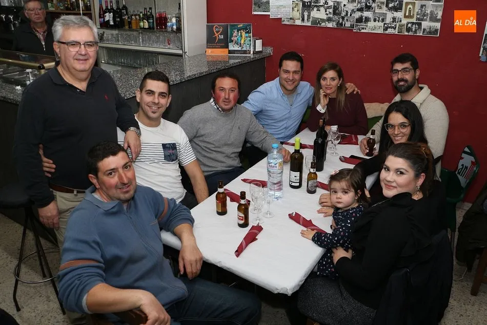 El alcalde, Manuel Ramos, acompañó a los vecinos durante la tradicional cena navideña