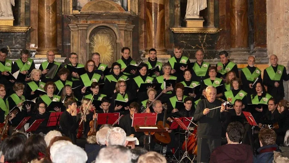 Coro de San Benito durante la misa de Navidad.