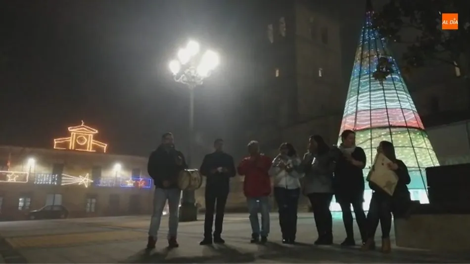 El grupo de folclore Organza graba un vídeo en la Plaza de Vitigudino para felicitar la Navidad  