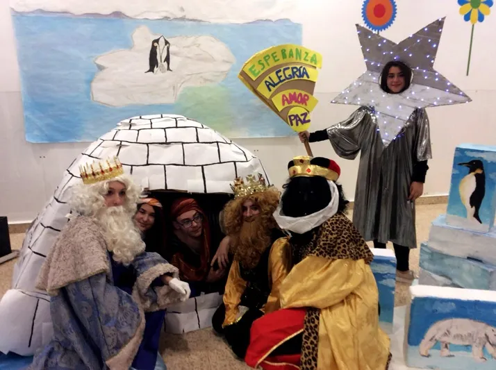 El Colegio La Encarnación celebra la navidad con actuaciones y la representación de un original Belén viviente del mundo
