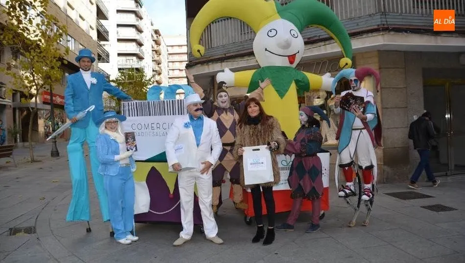 La concejal de Comercio, Almudena Parres, junto a algunos de los figurantes de estos pasacalles. Foto de Lydia González