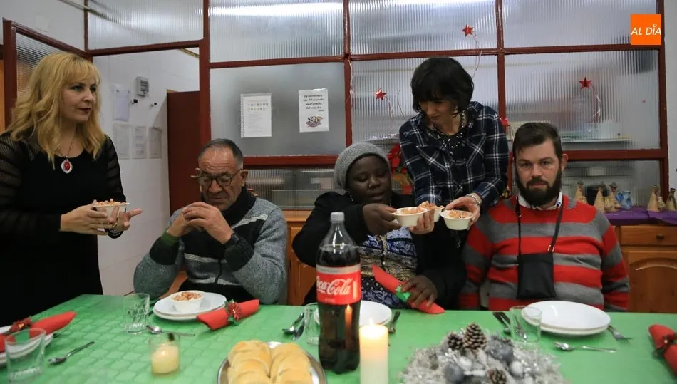 Voluntarios de Cáritas sirven la cena de la Nochebuena en el centro de acogida Padre Damián. Foto de Alberto Martín