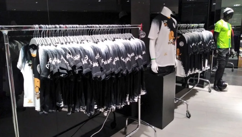 Espacio de Unionistas destinado a la venta de camisetas y otros productos del club en el Centro Comercial El Tormes