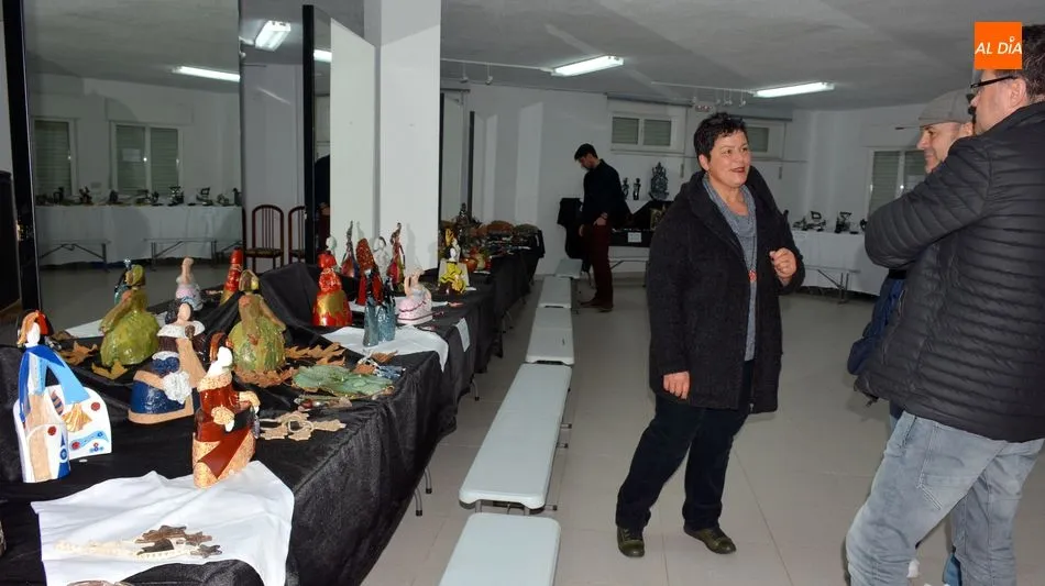 La escultora explicando sus obras a los visitantes / E. Corredera