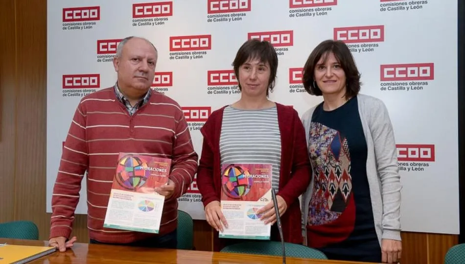 Cristina de la Torre Sanz, secretaria regional de Migraciones y Medio Ambiente de CCOO-CyL, junto a dos compañeros del sindicato