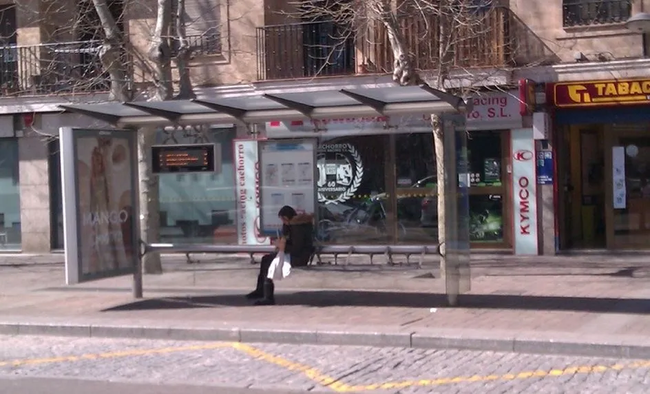 Una parada de autobús en la avenida Reyes de España.