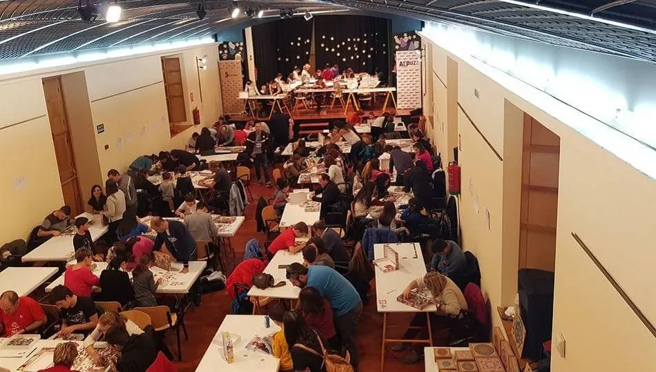 Participantes de este Concurso Nacional de Puzzles en una edición anterior en la iglesia Vieja de Pizarrales