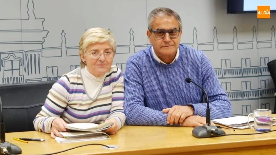 Pilar Moreno y Gabriel Risco, concejales de Ganemos Salamanca, en la rueda de prensa sobre estas mociones. Foto de Lydia González
