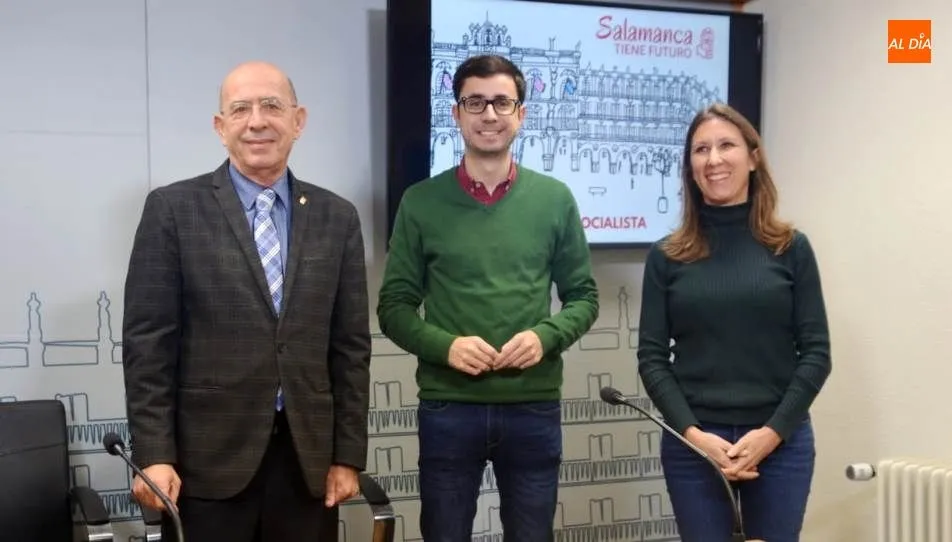 El portavoz del Grupo Municipal Socialista en el Ayuntamiento de Salamanca, José Luis Mateos, acompañado por los concejales Almudena Timón y Arturo Ferreras. Foto de Lydia González