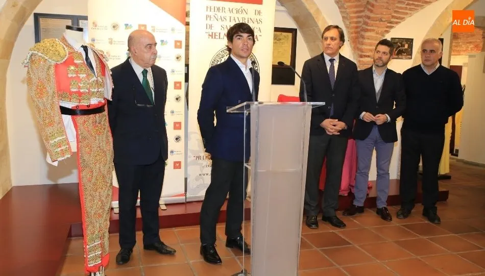 Domingo López Chaves, en el centro, en el acto de entrega de este traje de luces, en el Museo Taurino de Salamanca. Foto de Alberto Martín