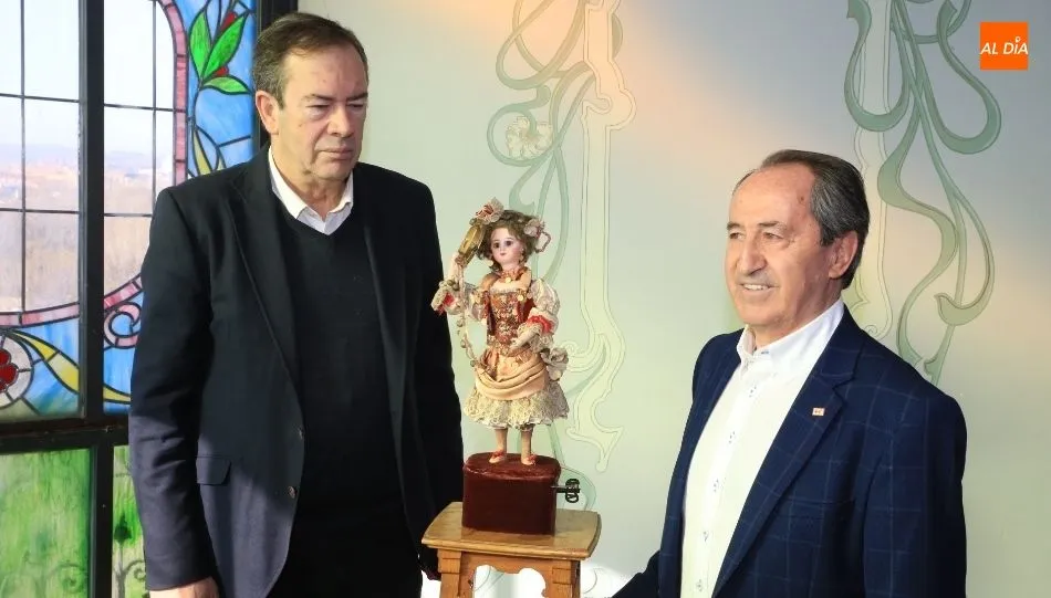 El director del Museo Casa Lis, Pedro Pérez Castro, y el presidente de Cruz Roja en Salamanca, Jesús Juanes Galindo. Foto de Alberto Martín