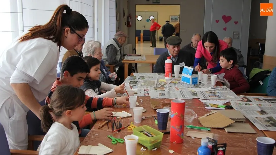 Niños y mayores compartían jornada en la residencia municipal de Vitigudino / MARIBEL