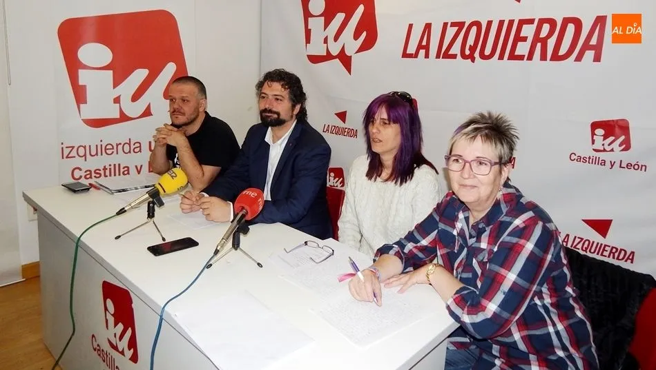 José Sarrión Andaluz, procurador en el grupo mixto Izquierda Unida-Equo en las Cortes de Castilla y León, en el centro, en una rueda de prensa anterior