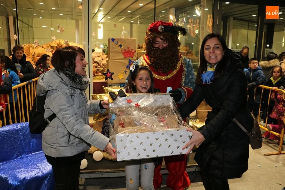 Alba Garzón fue la ganadora del sorteo de la cesta de regalos en la visita del Paje Real en Guijuelo
