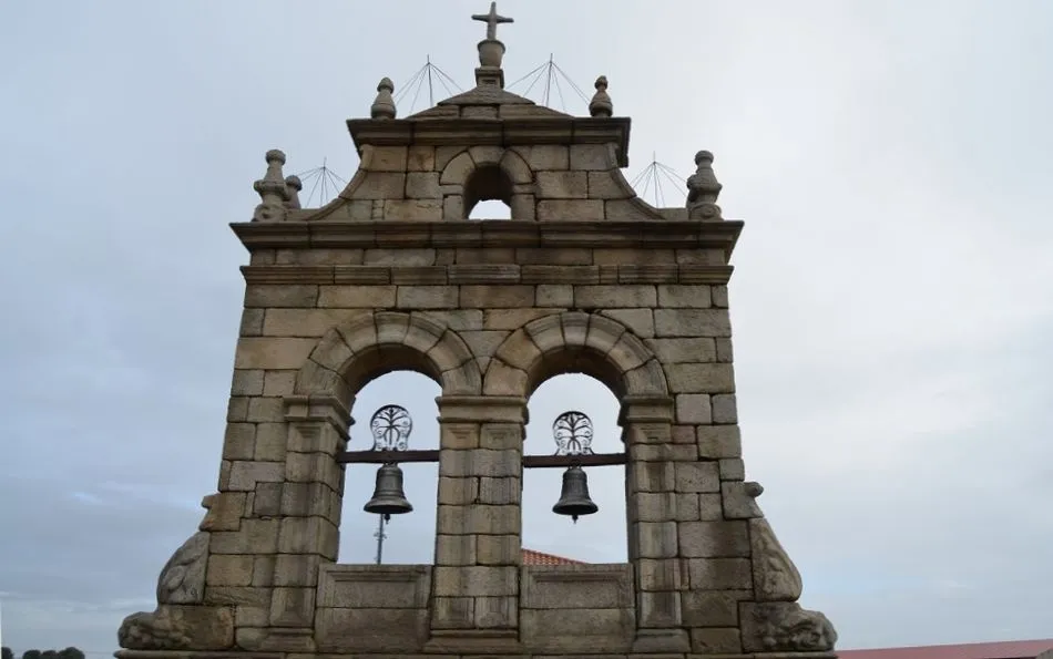 Han sido colocados paraguas metálicos para evitar que las cigüeñas aniden en la espadaña