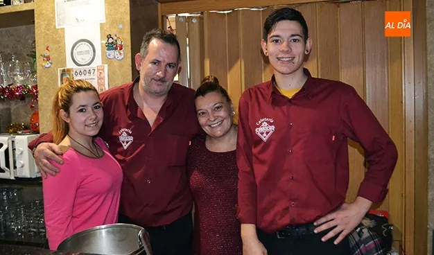 El equipo de Cafetería El Capricho, en la Plaza Nueva de Peñaranda, ofrecerá una Nochevieja diferente