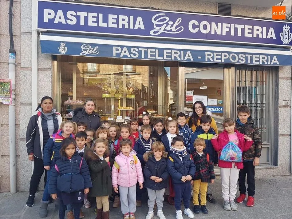 Los niños de las Navicolonias conocieron de primera mano la elaboración de roscones de Reyes