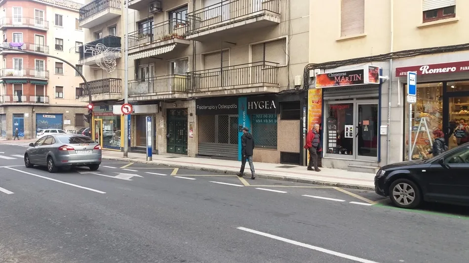 En la imagen, la parada de autobús que aquel mediodía invadía quien no debía.