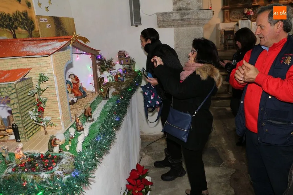 La comitiva visitó ayer los belenes participantes