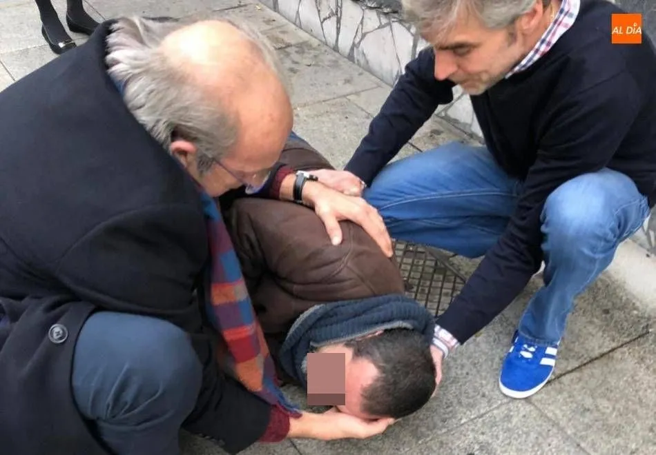 Dos de los viandantes que auxiliaron al hombre desvanecido en la calle del Arco, hasta que llegaron los efectivos del 112