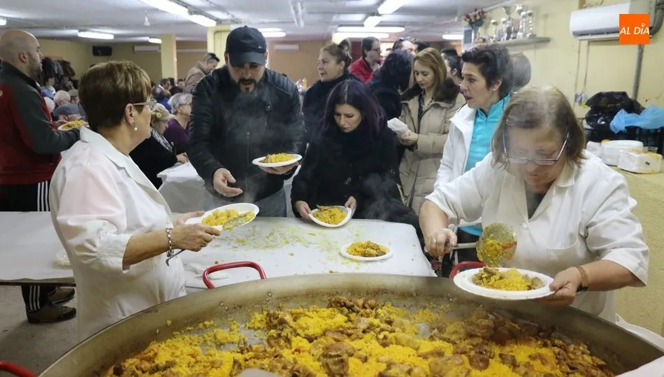 Dos paelleras con casi 300 raciones a beneficio de la Asociación de familiares de Enfermos de Alzheimer de Salamanca