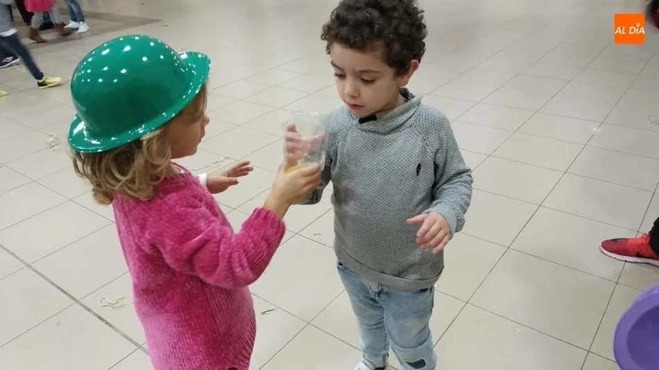 Los más pequeños se adelantan a celebrar la Nochevieja en Villarino  