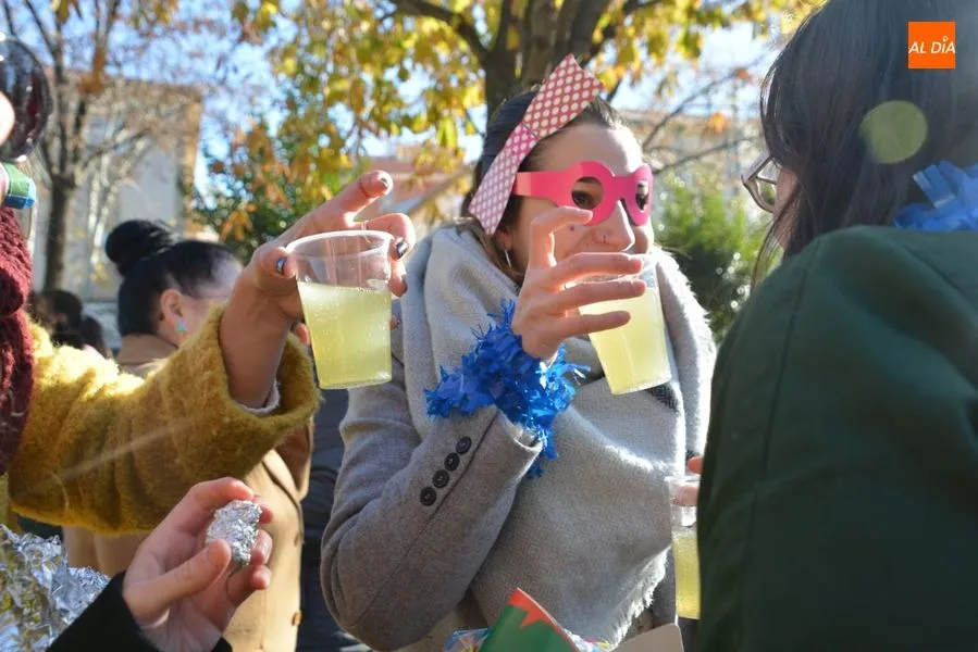 Asecal celebra su Mediodiavieja en la plaza del barrio Vidal / Foto: Lydia González.