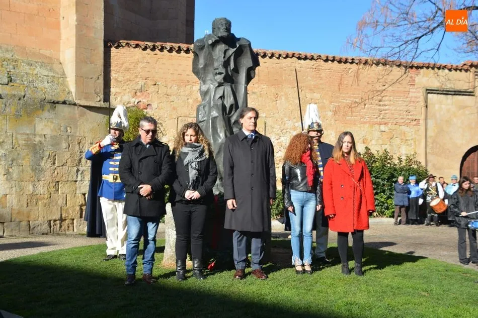 El alcalde, Carlos García Carbayo, junto a los familiares de Tina Martín y Pepita Mena. Foto: Lydia González