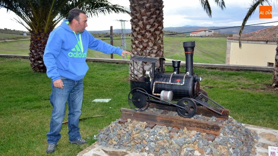 Santi Fernández muestra la locomotora que ha elaborado con materiales reciclados / E. Corredera