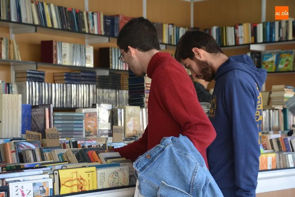 Libros, protagonistas en una imagen de la pasada Feria del Libro de Salamanca. Foto: Lydia González