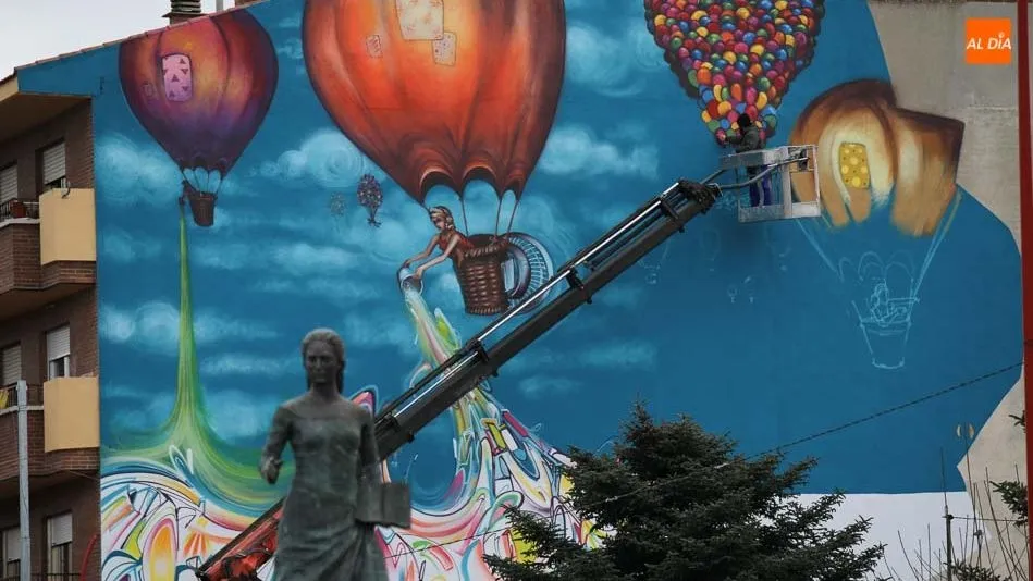 El artista Daniel Martín ultima la nueva pintura mural de la Avenida de Madrid. Foto: Alberto Martín