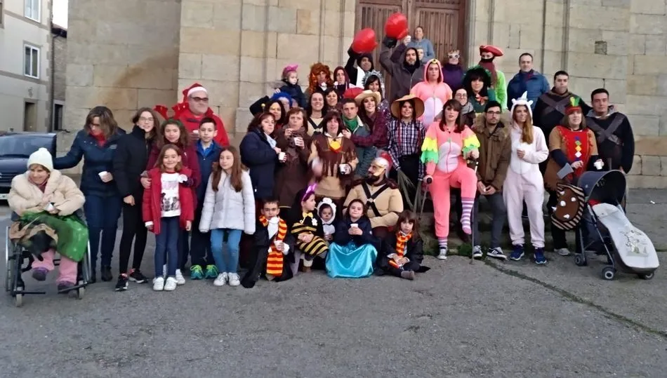 Divertido pasacalles de disfraces para celebrar el fin de año en Mieza  