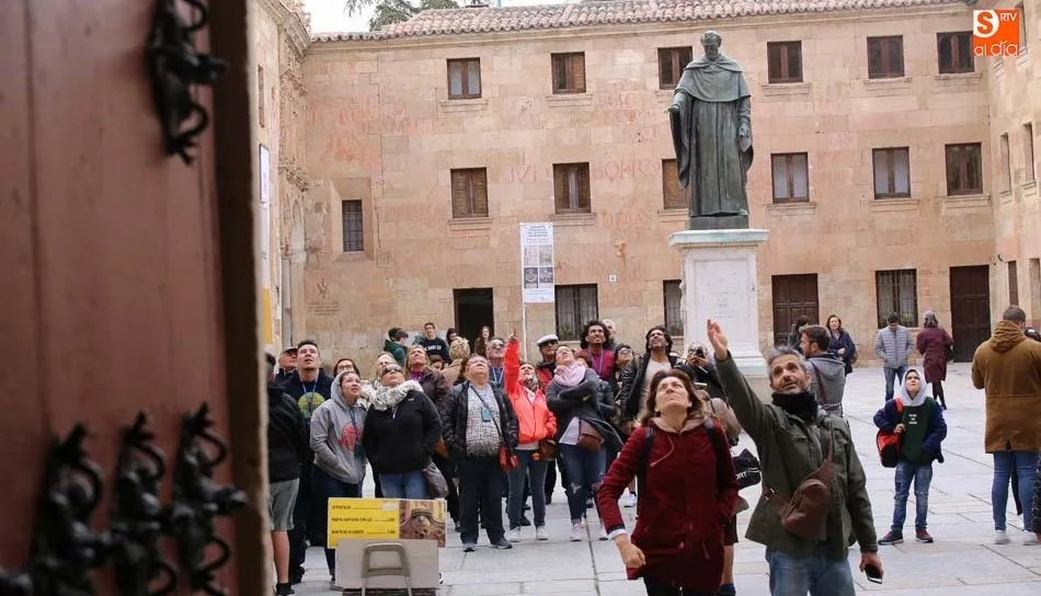 Turistas en el Patio de Escuelas. Foto de Alberto Martín
