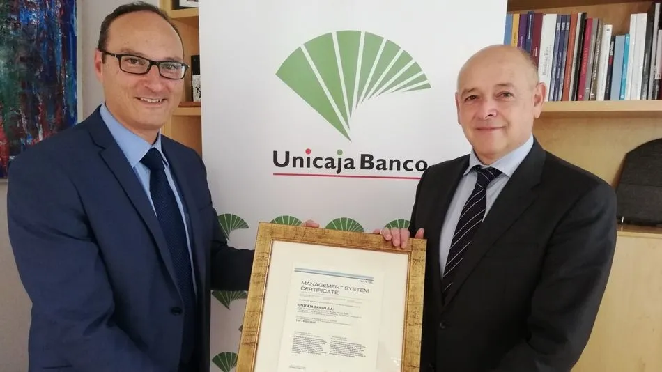 Juan Andrés Salido, representante  de DNV GL, y el director de Relaciones Institucionales y con Grupos de Interés y Sociales de Unicaja Banco, Fernando Ríos