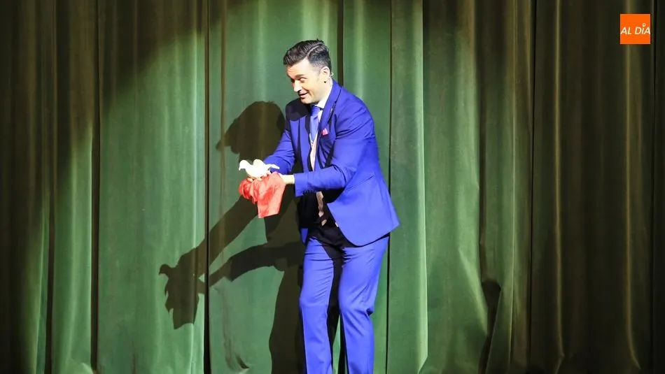 El mago Karim durante uno de sus trucos / Foto: Alberto Martín.