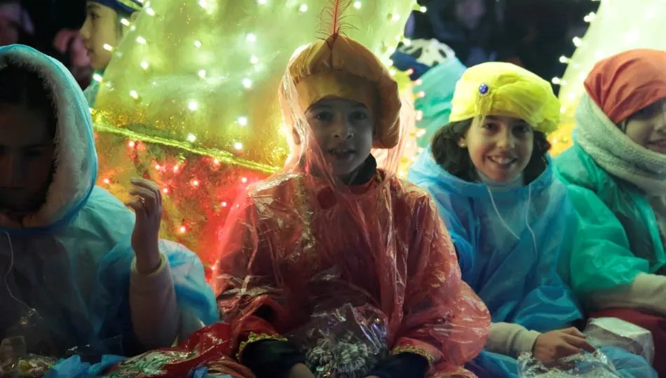 La Policía Local recomienda a padres y madres que controlen, en la medida de lo posible, los movimientos de los niños y niñas, sobre todo durante el paso de las carrozas