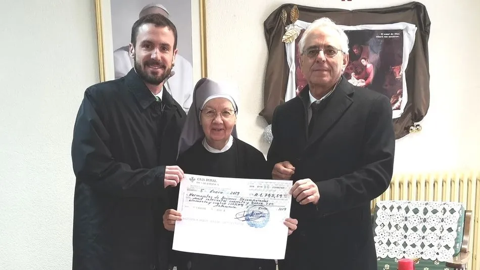 Representantes del Automóvil Club de Salamanca y de El Corte Inglés entregaron el cheque y los productos