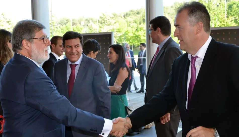 Juan Manuel Gómez Sánchez, presidente de Confaes, a la derecha