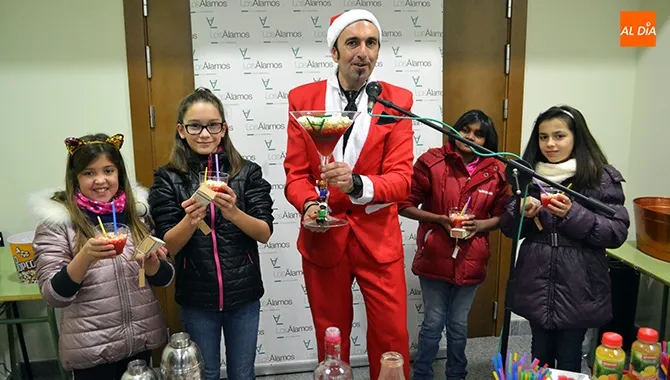 Teo Marcos prepara un divertido cóctel infantil navideño en el Centro Cultural Santa Ana