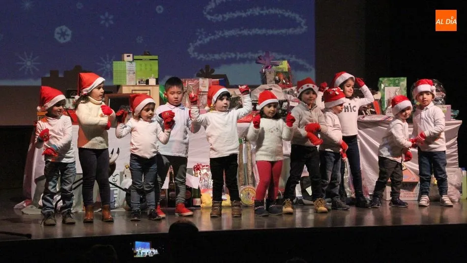 El grupo de niños del cartel de Navidad abría la gala con una coreografía / MARIBEL