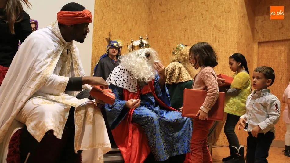 Los Reyes Magos entregan los regalos a los niños participantes en las actividades de YMCA. Foto: Alberto Martín