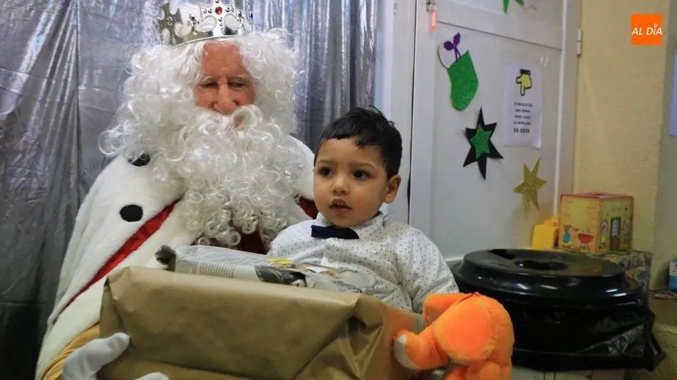 Los niños del Barrio Vidal ha recibido los regalos de manos de los Reyes Magos. Foto: Alberto Martín