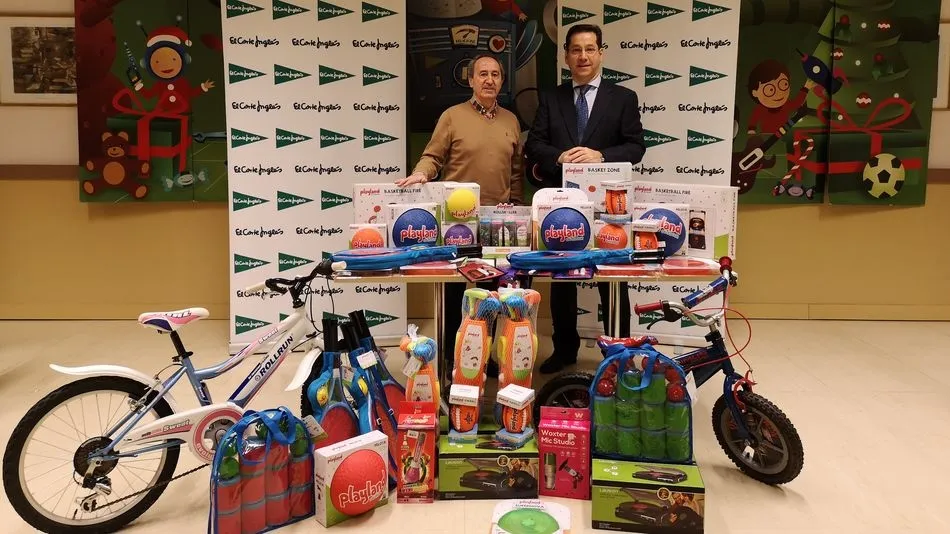 A la entrega de los juguetes ha acudido el presidente provincial de Cruz Roja en Salamanca, Jesús Juanes, y el director de El Corte Inglés en Salamanca, Florentino García Hervada