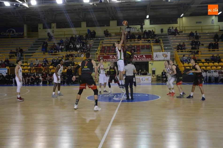 Salto inicial del partido entre ambos equipos